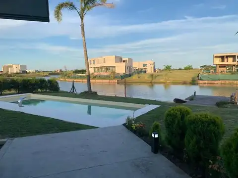 Casa 3 ambientes con 2 baños