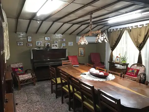 Casa en Venta con 2 cocheras