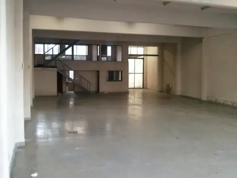 Local en Caseros 1717, muy vistoso, casi 700 m2. Mixtura 4 VENTA CON RENTA