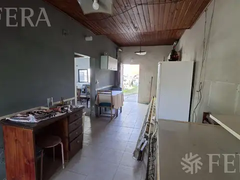 Venta casa para dos familias con jardín en Wilde