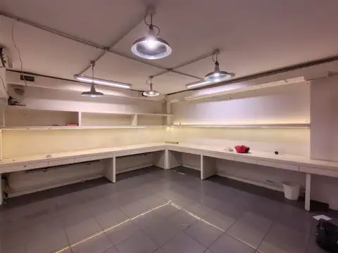 EXCELENTE GALPON – 250 MTS2 CUBIERTOS - MUY BUEN ESTADO – EN UBICACIÓN PRIVILEGIADA - PROXIMO AVENIDAS NAZCA GAONA Y JUAN B JUSTO –  LOTE PROPIO