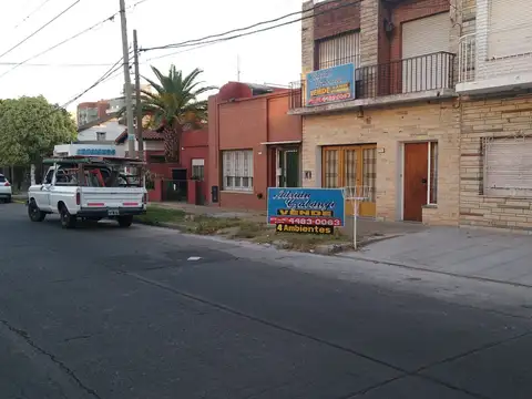 MORON CENTRAL- BOATTI AL 700- AMERICANA EN 2 PLANTAS- 4 AMBIENTES CON BALCON. - PATIO- VENTA DIRECTA