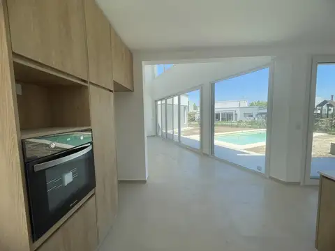 Casa en Venta en El Cantón - Barrio Golf, USD 285.000