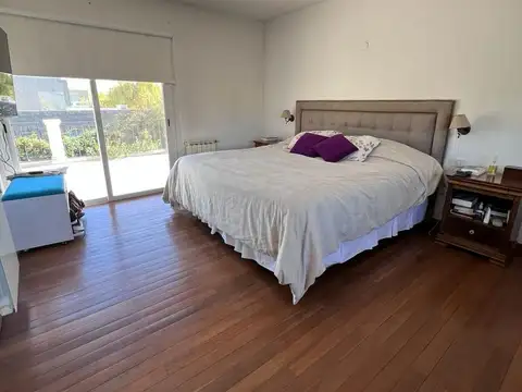 Casa en Alquiler con 2 cocheras