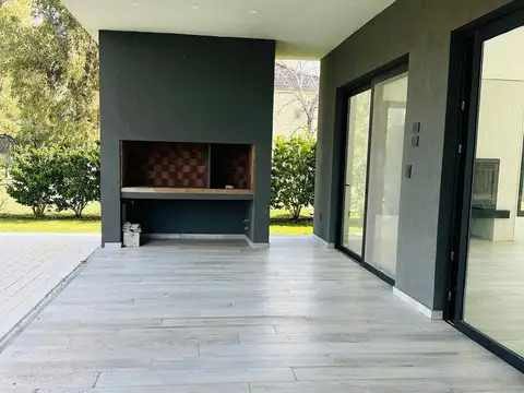 Casa en venta de 4 dormitorios c/ cochera en Canning