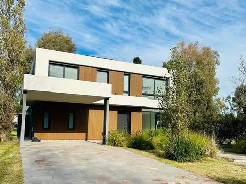 Casa en venta de 4 dormitorios c/ cochera en Canning