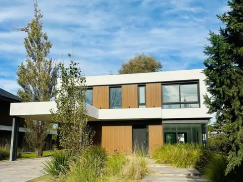 Saint Thomas Este, 100