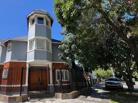 CASA EN VENTA-BANFIELD-5 AMBIENTES-AMPLIA COCHERA