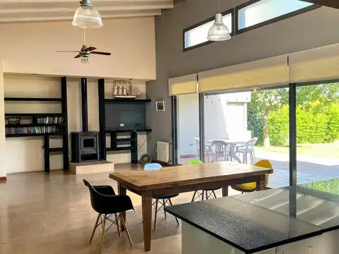 Casa en Venta con 3 cocheras