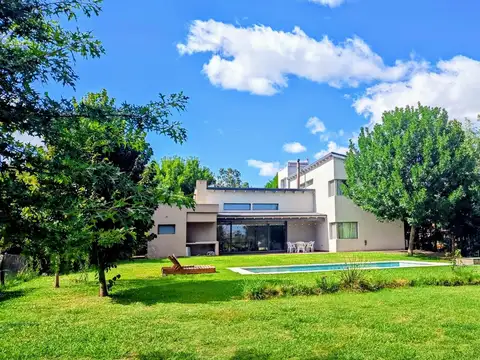 Chacras de la Reserva - Casa en venta de 4 dormitorios sobre lote de 2.000 m2