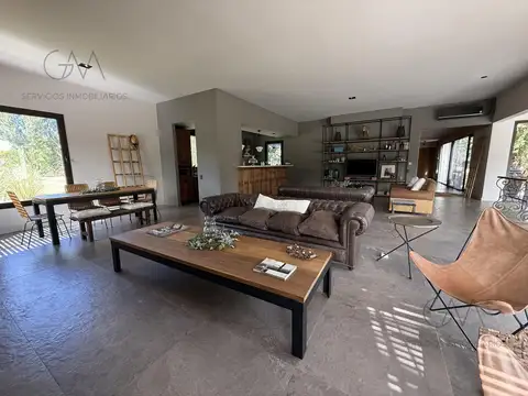 Casa 4 ambientes con 2 baños