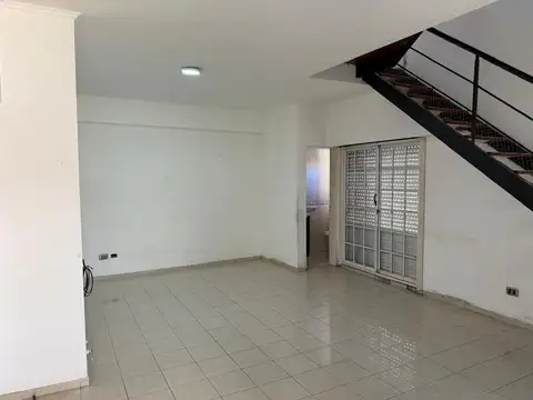 Depto Tipo Casa en Alquiler de 4 ambientes