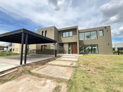 Casa 4 ambientes con 3 baños