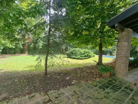 Casa en Alquiler con 2 cocheras