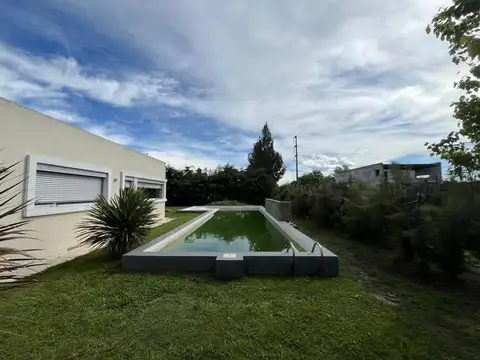 CASA EN VENTA 166 y 71 3 DORMITORIOS PILETA GRAN LOTE