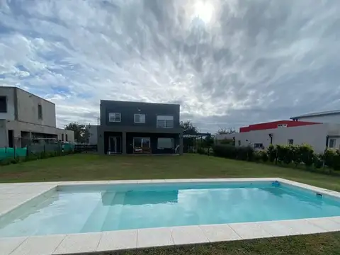 Casa 5 ambientes con 3 baños