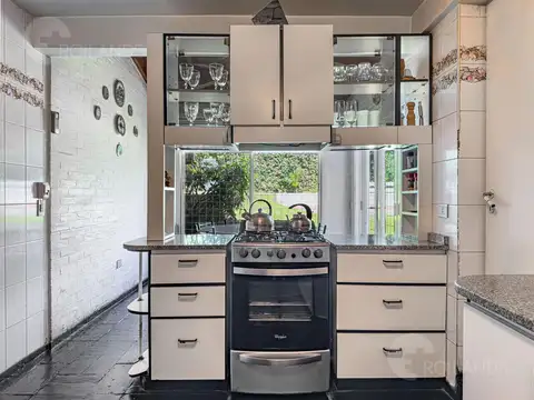 Casa 8 ambientes con 5 baños