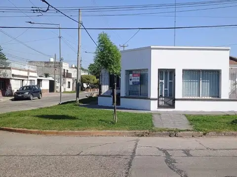 VENTA CASA 3 DORM.COCHERA Y PILETA ESQ SAN NICOLAS