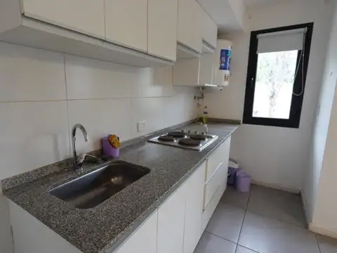 Refineria: Monoambiente al frente con balcón y ascensor