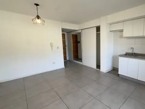 Refineria: Monoambiente al frente con balcón y ascensor