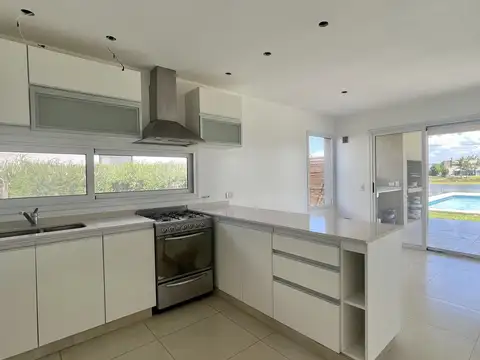 Casa en Venta con 4 cocheras