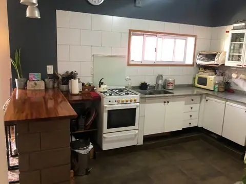 MUY LINDA CASA POR PASILLO - POSEE PATIO Y JARDÍN CON PARRILLA - ZONA CÉNTRICA.