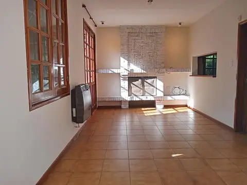 Casa 6 ambientes con 2 baños