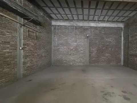 Galpón con doble ingreso Lamadrid y Pedernera