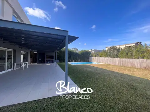 Casa 5 ambientes con 4 baños