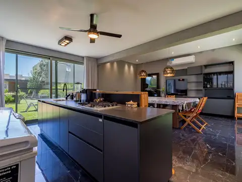 Venta / Permuta - Casa en San Sebastian 3 Dormitorios una Planta - Funes