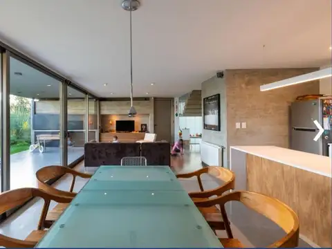 Casa en Venta con 2 cocheras