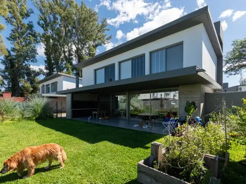 Casa en Venta con 2 cocheras