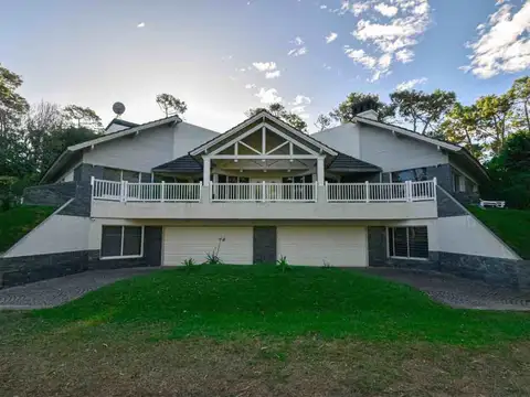 Casa en Venta con 4 cocheras