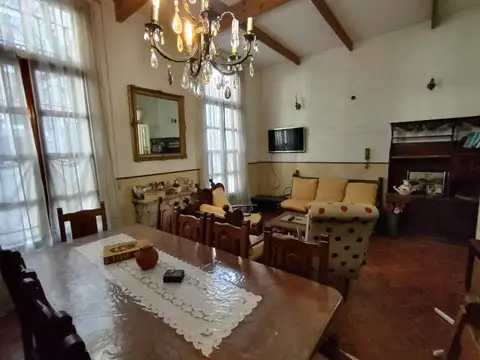 Casa 5 ambientes con 2 baños