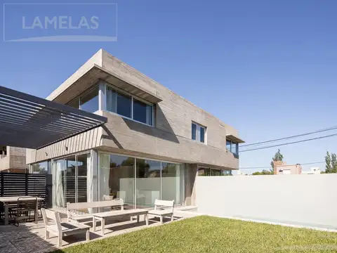 Venta Casa 3 dormitorios con jardín y pileta ABRA Funes