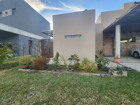 Venta casa con pileta en Barrio Santa Lucia