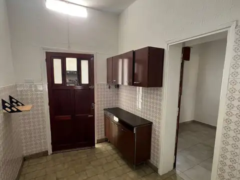 ALQUILO CASA B MAIPU - TRES DORMITORIOS CON PATIO Y COCHERA-.