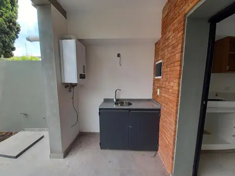 Casa 4 ambientes con 2 baños