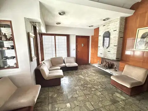 Casa de 7 Ambientes en Esquina con Cochera en Quilmes Oeste