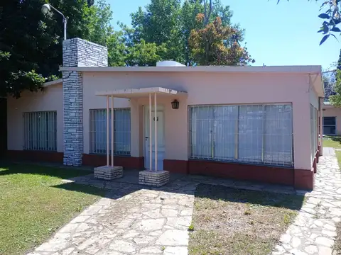 CASA QUINTA CON PISCINA SOBRE AVENIDA EN SOURIGUES U$S 260.000.-