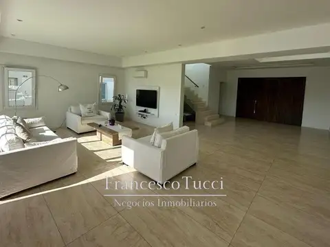 Casa 4 ambientes con 5 baños