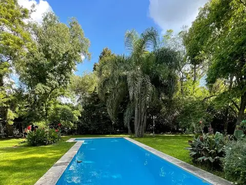 VENTA CASA 5 AMBIENTES AMPLIA Y RODEADA DE VEGETACION CON PISCINA BARRIO EL CAZADOR ESCOBAR.