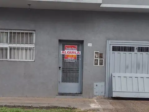 PH al frente de dos ambientes con patio en Jose León Suarez