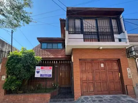 Chalet 4 amb. Con pileta climatizada Apto crédito.