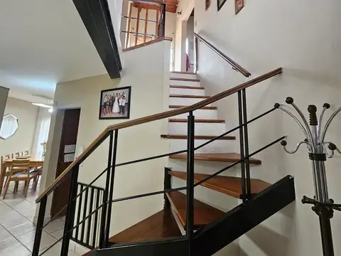 Casa 6 ambientes con 2 baños