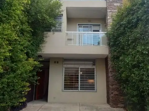 TRIPLEX con COCHERA en Complejo Cerrado en TIGRE 