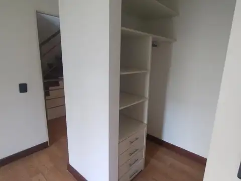 TRIPLEX con COCHERA en Complejo Cerrado en TIGRE 