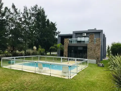 Casa 6 ambientes con 3 baños