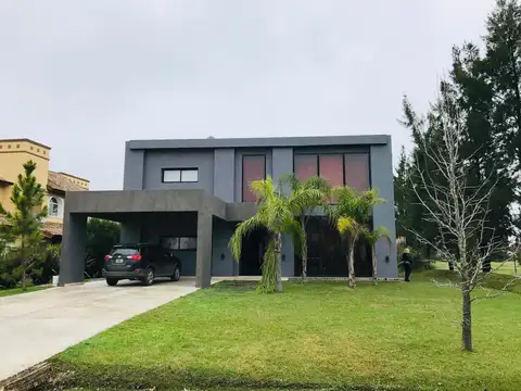 Casa en venta c/ cochera en Canning