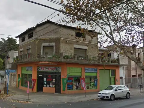 Casa 5 ambientes en planta alta y Local en esquina de 134mts cub
